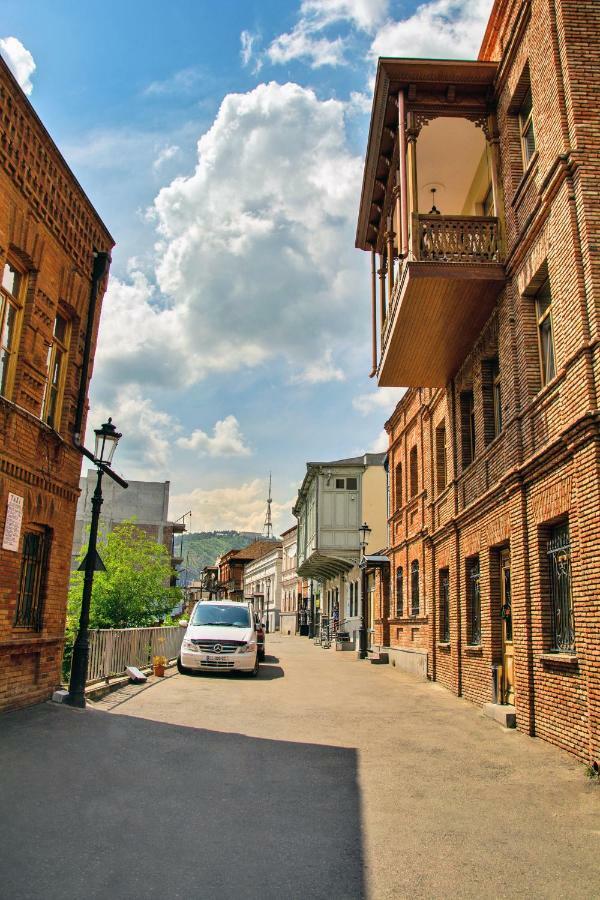 Of Aurumi Daire Tiflis